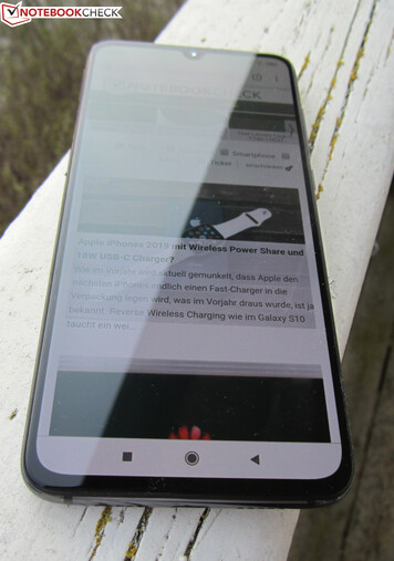 Utilizzo dello Xiaomi Mi 9 all'esterno sotto un cielo coperto