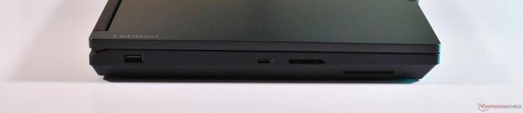 sinistra: USB-A 3.2 Gen 1, Thunderbolt 4, scheda SD