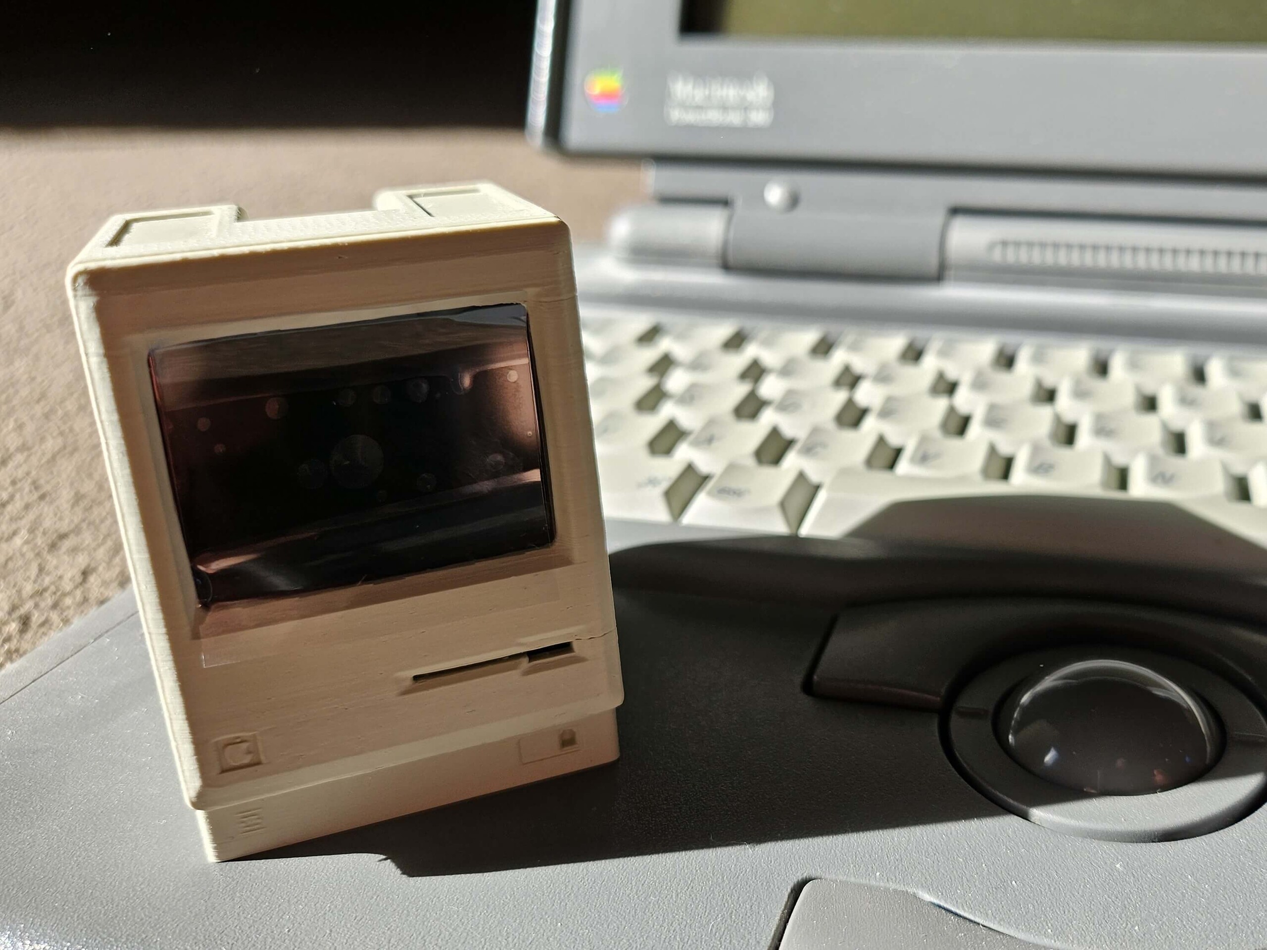 Il Pico Mac Nano è alto solo 6 cm, come dimostra il confronto con il Powerbook 180 sullo sfondo.