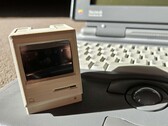 Il Pico Mac Nano è alto solo 6 cm, come dimostra il confronto con il Powerbook 180 sullo sfondo.