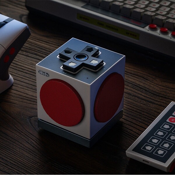 L'altoparlante Retro Cube 2 - N Edition è dotato di controlli in stile D-Pad nella parte superiore. (Fonte: 8BitDo)