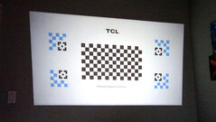 Il TCL C1 esegue automaticamente la quadratura dell'immagine proiettata utilizzando una griglia di calibrazione. (Fonte immagine: Notebookcheck)