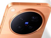 Il Vivo X500 Pro Max appare per la prima volta nelle immagini ufficiali destinate alla stampa, mentre un creator presenta un video di grande effetto realizzato con la sua fotocamera Zeiss.