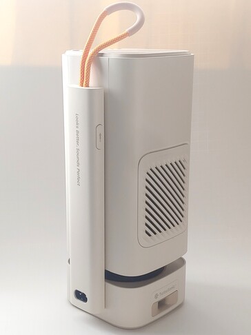 L'interruttore di blocco dell'obiettivo si trova verso la parte superiore dell'asta. Facendolo scorrere, l'unità di proiezione può scorrere verso l'alto. Il filtro dell'aria si trova dietro la bocchetta e la porta audio TurboSonic si trova nella base. (Fonte: Notebookcheck)