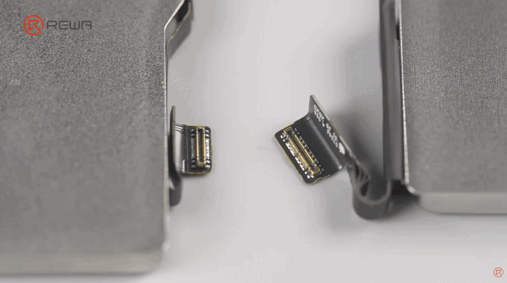 Conettore della batteria dell’iPhone 17 Pro rispetto a quello dell’iPhone 18 Pro.