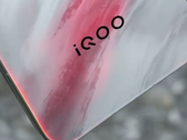 L'hands-on di "iQoo 15". (Fonte immagine: Geek Village Chief via Weibo)