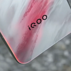 L&#039;hands-on di &quot;iQoo 15&quot;. (Fonte immagine: Geek Village Chief via Weibo)