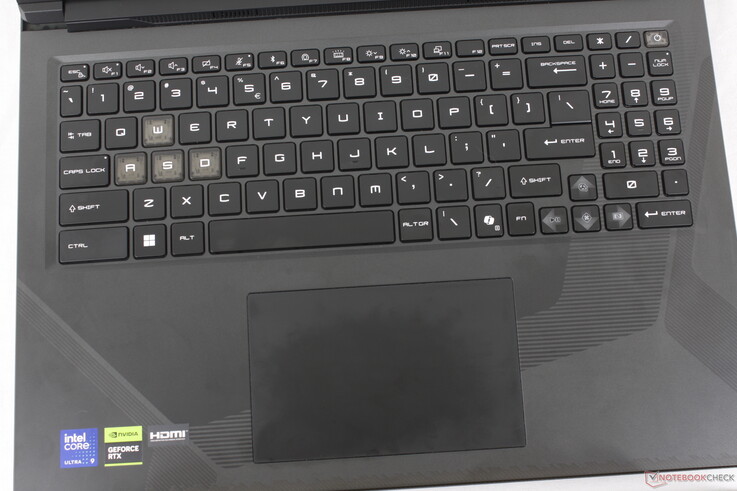 Tastiera e clickpad identici (~13 x 8,3 cm) come su Crosshair 16 HX
