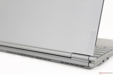 Quando il display è in modalità estesa, il coperchio esterno in alluminio si solleva per rivelare una superficie interna in plastica