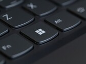 Primo piano di una tastiera di computer con il tasto Windows