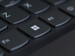 Primo piano di una tastiera di computer con il tasto Windows