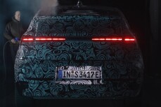 Dopo gli schizzi iniziali, la nuova Audi A2 e-tron appare ora in carne e ossa, sfoggiando un rivestimento mimetico durante i test drive su ghiaccio e neve nel nord della Svezia e nella galleria del vento.