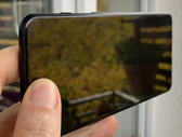 Il OnePlus 6T all'aperto con la luminosità dello schermo al minimo