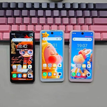 Display frontale Bluefox Aura A1 con fotocamera a foro e cornici bianche/nere