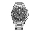 Vista frontale del cronografo Citizen Nighthawk CA0890-54H con quadrante grigio, lunetta girevole, tre contatori e bracciale in acciaio inossidabile.