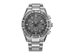 Vista frontale del cronografo Citizen Nighthawk CA0890-54H con quadrante grigio, lunetta girevole, tre contatori e bracciale in acciaio inossidabile.