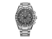 Vista frontale del cronografo Citizen Nighthawk CA0890-54H con quadrante grigio, lunetta girevole, tre contatori e bracciale in acciaio inossidabile.