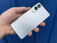 Samsung Galaxy S25 Edge è disponibile nei colori Titanium Silver (nella foto), Titanium Icyblue e Titanium Jetblack. (Fonte: Notebookcheck)