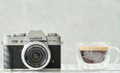 La fotocamera compatta APS-C Fujifilm X-T30 II accanto a una tazza di caffè