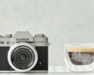 La fotocamera compatta APS-C Fujifilm X-T30 II accanto a una tazza di caffè
