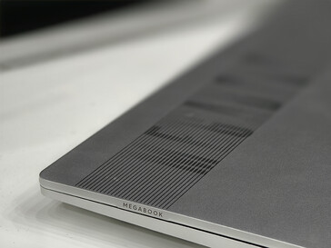 Immagine pratica dello spessore di Megabook T16 Pro (fonte: Notebookcheck)