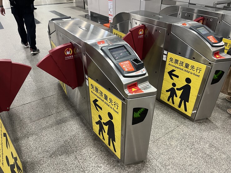 I lettori di codici QR ai tornelli sono piuttosto veloci. Con un po' di pratica, non è necessario rallentare più di tanto
