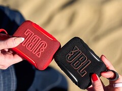 La funzione AirTouch di JBL Go 5 le permette di accoppiare due altoparlanti urtandoli l'uno contro l'altro.