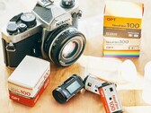 OPT100 NeoFilm ha l'aspetto di un rullino da 35 mm, ma è una fotocamera digitale funzionale