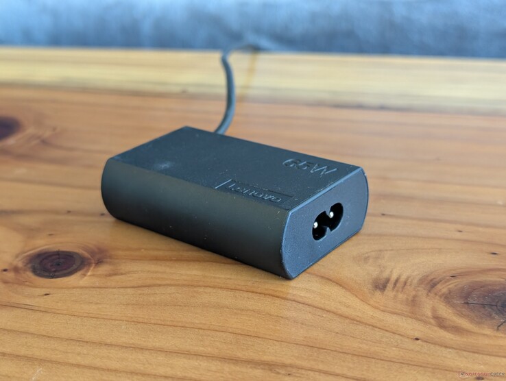 Alimentatore USB-C da 65 W fornito in dotazione con il Lenovo ThinkPad X1 2-in-1 Gen 11. Si noti che è necessario un secondo cavo di alimentazione per collegarlo alla presa di corrente, mentre il cavo USB-C è integrato nell’altra estremità
