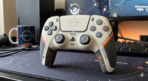 Un altro controller wireless DualSense - Starfield Limited Edition creato con Gemini.