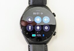 Passando il dito verso l'alto si accede alle impostazioni rapide del Watch S1.