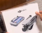 DJI venderà l'Air 3S con numerosi accessori in una Fly More Combo. (Fonte immagine: via @Quadro_News)