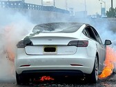 L'incendio della batteria della Tesla Model 3 ha riacceso la preoccupazione per la sicurezza dei veicoli elettrici. (Fonte: State Of Charge su YouTube)