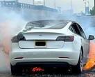 L'incendio della batteria della Tesla Model 3 ha riacceso la preoccupazione per la sicurezza dei veicoli elettrici. (Fonte: State Of Charge su YouTube)