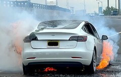 L'incendio della batteria della Tesla Model 3 ha riacceso la preoccupazione per la sicurezza dei veicoli elettrici. (Fonte: State Of Charge su YouTube)