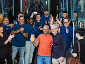 Tim Cook celebra il lancio sul mercato dell'ultima generazione di iPhone, Apple Watch e AirPods Pro con i clienti e i membri del team presso Apple Fifth Avenue a New York. (Fonte immagine: Apple)