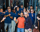 Tim Cook celebra il lancio sul mercato dell'ultima generazione di iPhone, Apple Watch e AirPods Pro con i clienti e i membri del team presso Apple Fifth Avenue a New York. (Fonte immagine: Apple)