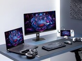 Monitor da gioco Asus XG27UCMG insieme a vari dispositivi elettronici Asus