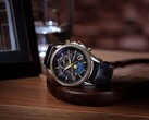L’orologio Citizen Exceed “Mid-Autumn Moon” in edizione limitata, appoggiato su un supporto in legno, presenta un quadrante in madreperla nera, indicatore analogico delle fasi lunari e cinturino in pelle di coccodrillo nera.