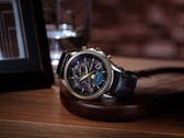 L’orologio Citizen Exceed “Mid-Autumn Moon” in edizione limitata, appoggiato su un supporto in legno, presenta un quadrante in madreperla nera, indicatore analogico delle fasi lunari e cinturino in pelle di coccodrillo nera.