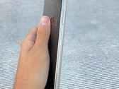 Un presunto sguardo al nuovo design della cornice e del display di Samsung. (Fonte immagine: @DavidMa05368498)
