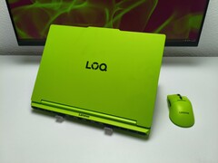 Il Lenovo LOQ 15 in colore Surge Green è difficile da non notare