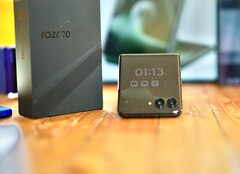 Il Motorola Razr+ 2026 (Razr 70 Plus) presenta alcune semplificazioni in alcuni ambiti, ma dà comunque l’impressione di essere un dispositivo di alta qualità.
