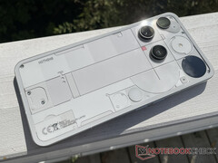 Il co-fondatore di Nothing ha offerto una spiegazione sul problema. Nella foto: il retro del telefono (3). (Fonte: Notebookcheck)