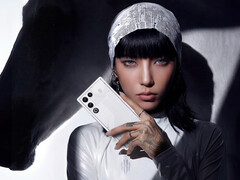 RedMagic 11 Air è confermato essere alimentato dallo Snapdragon 8 Elite. Nella foto: una donna che tiene in mano il modello di colore Stardust White. (Fonte immagine: RedMagic - modificato)