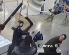 Il robot umanoide Unitree H1 si agita selvaggiamente durante un test. (Fonte immagine: OSINTdefender via X ex Twitter)