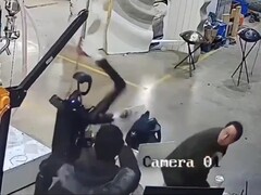 Il robot umanoide Unitree H1 si agita selvaggiamente durante un test. (Fonte immagine: OSINTdefender via X ex Twitter)