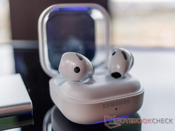 Galaxy Buds 4 ha una custodia di ricarica ridisegnata, ma mantiene il coperchio trasparente.