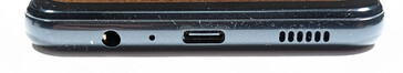 In basso: 3.porta da 5 mm, microfono, porta USB-C, altoparlanti