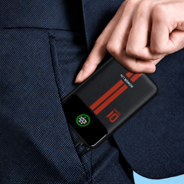 Power bank Honor Life con display integrato mostrato nella tasca di un indumento